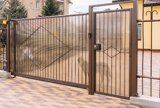 Купить ворота из профлиста с элементами ковки, с металлическими столбами в рамке или под дерево в бору от 152625 руб